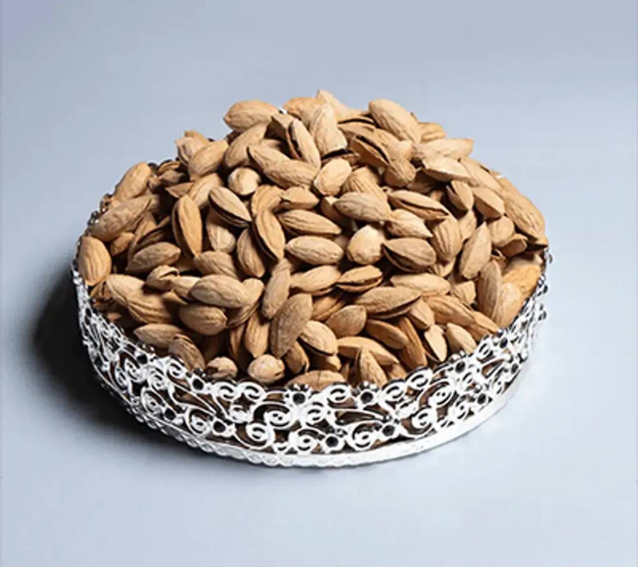 لوز افغاني بالقشر