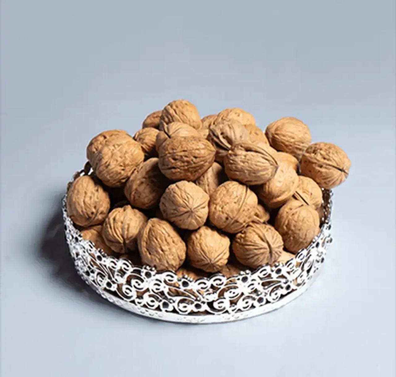 الجوز الأمريكي مع القشرة